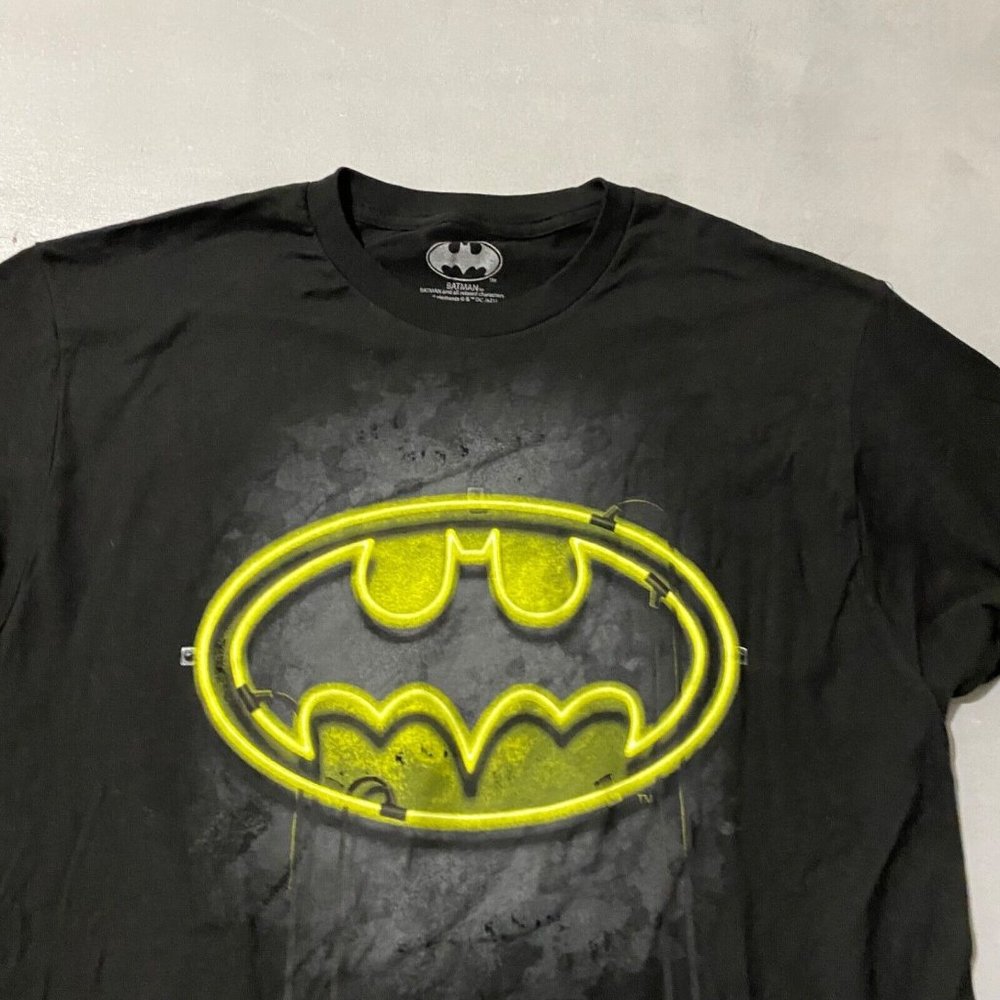 Batman Neon Sign Shirt Mens Size‎ Large short sleeve soft pullover